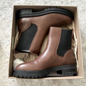 NWT Pull on Chelsea Lugsole Boot size 6